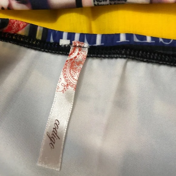 2-piece top and mini skirt cool with magazine covers - Picture 4 of 9